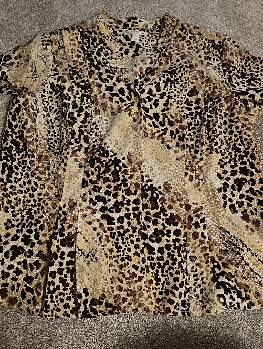 T4🔹️Dana Buchman Leopard Print Button-Down Shirt in Beige and Brown